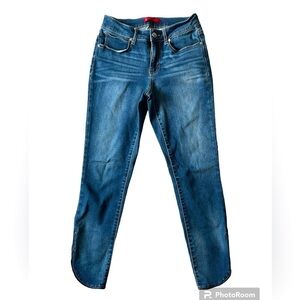 5/$25 Jennifer Lopez Skinny Ankle Jeans with zipper feature size 2